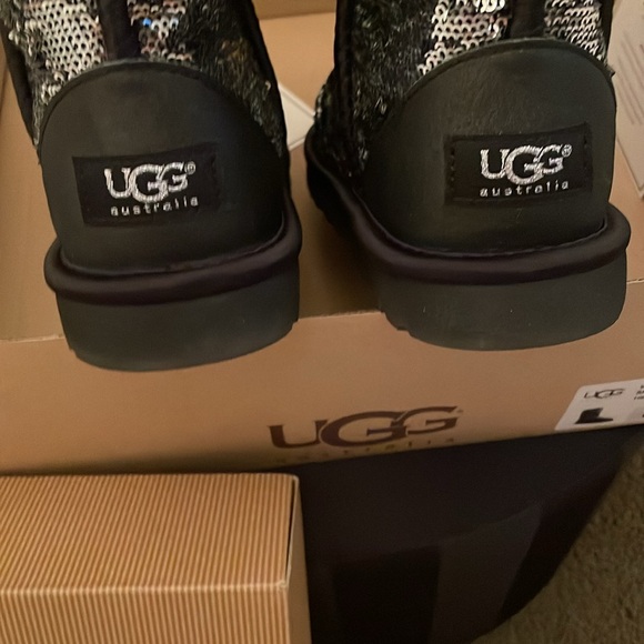 BNIB UGG silver/black boots size 8 - Picture 4 of 10